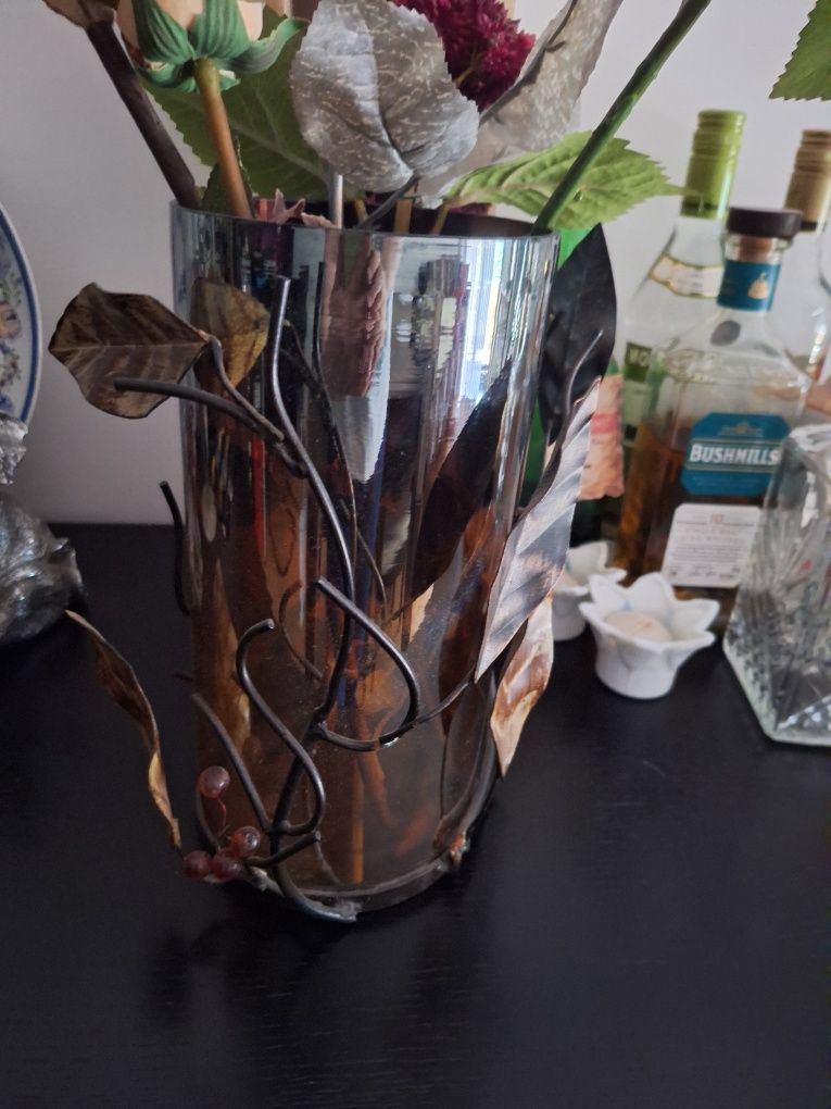 Jarra em vidro e adornos em ferro