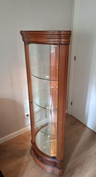 Cristaleira em madeira de mogno