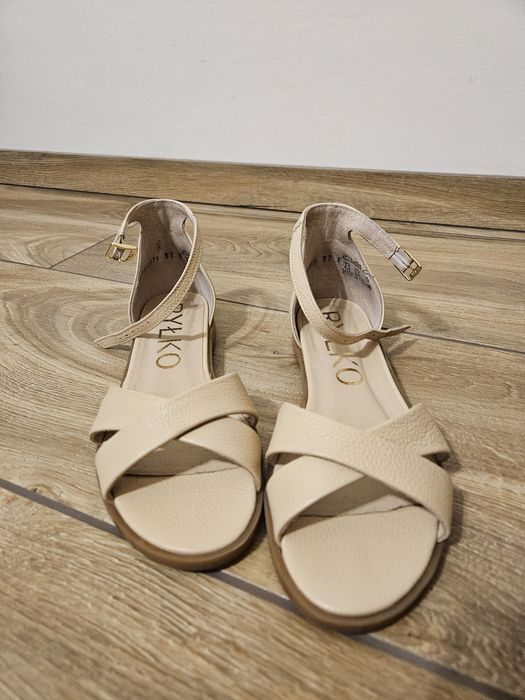 Beżowe sandałki z zabudowaną piętą Ryłko