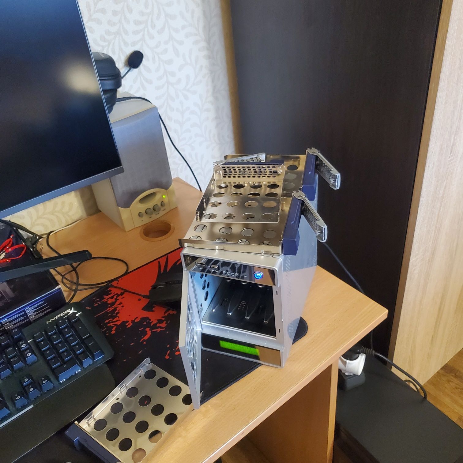 Продам NAS Netgear NV+ RND4450
