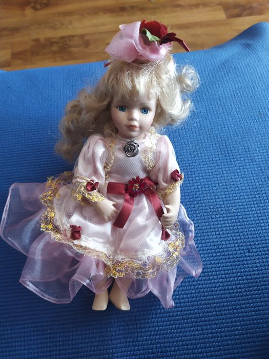 Piękna lalka porcelanowa PRL