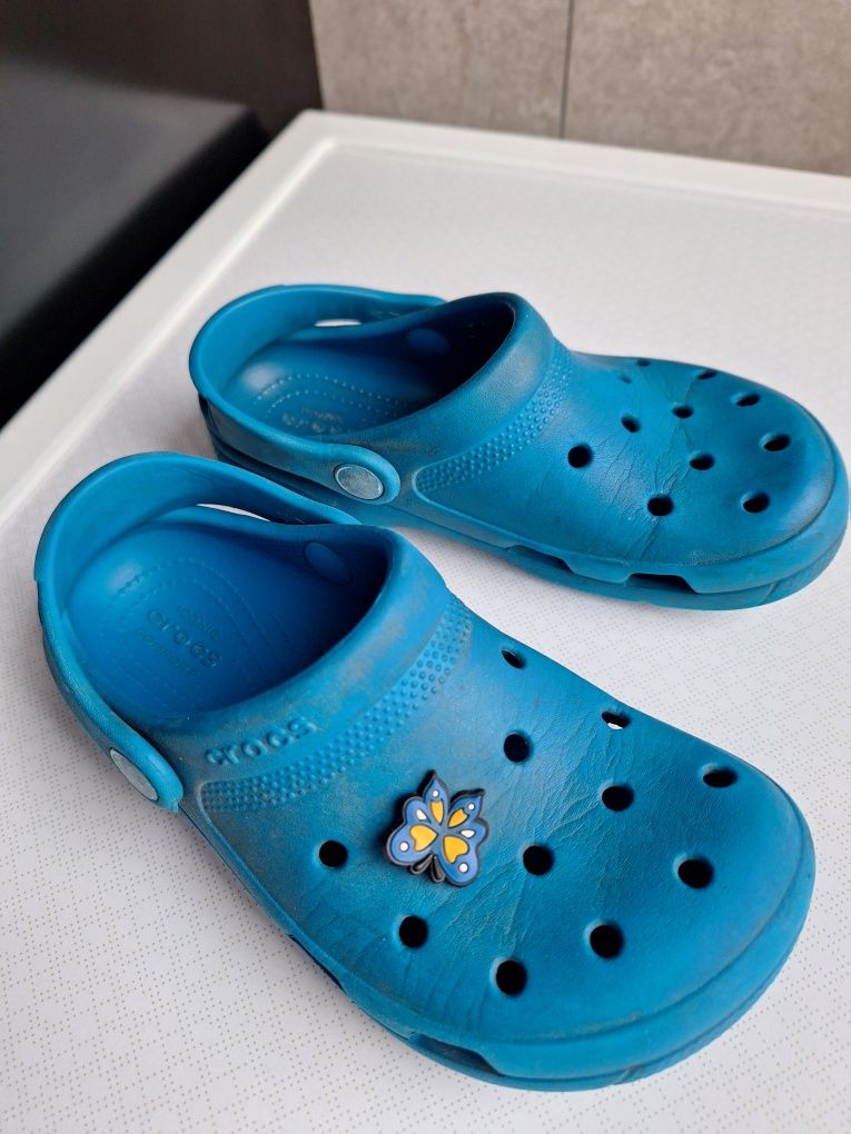 Crocs tamanho J1 (32-33).