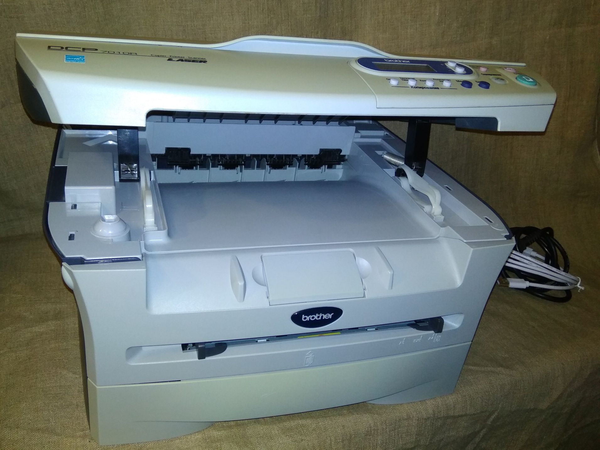 МФУ лазерный Brother DCP7010R  в отличном рабочем состоянии.