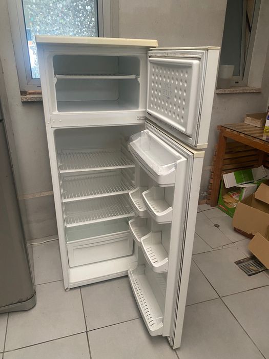 Frigorífico vertical branco