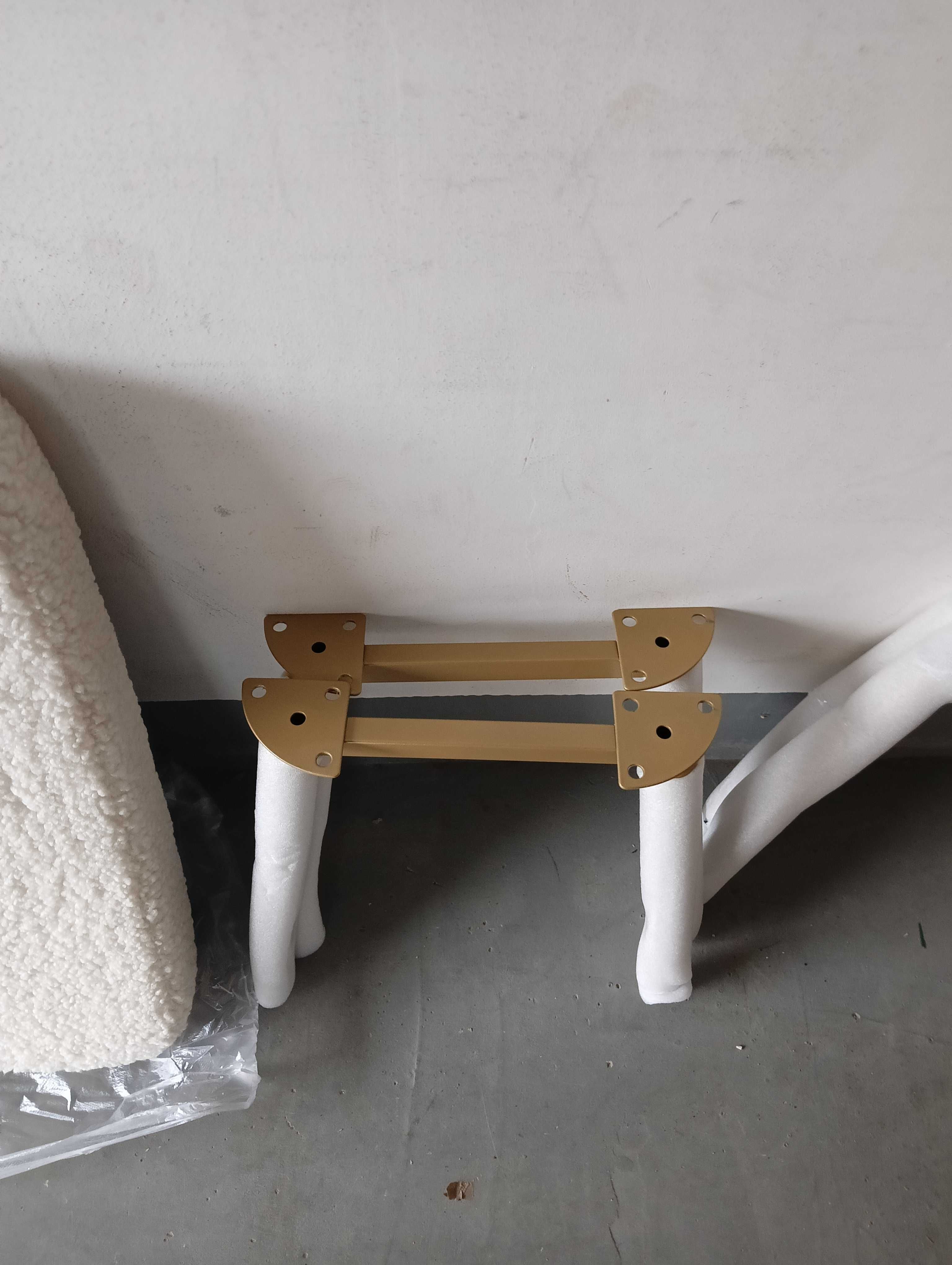 Fotel Hygge Bouclé kremowy/złoty Ze stołkiem OUTLET