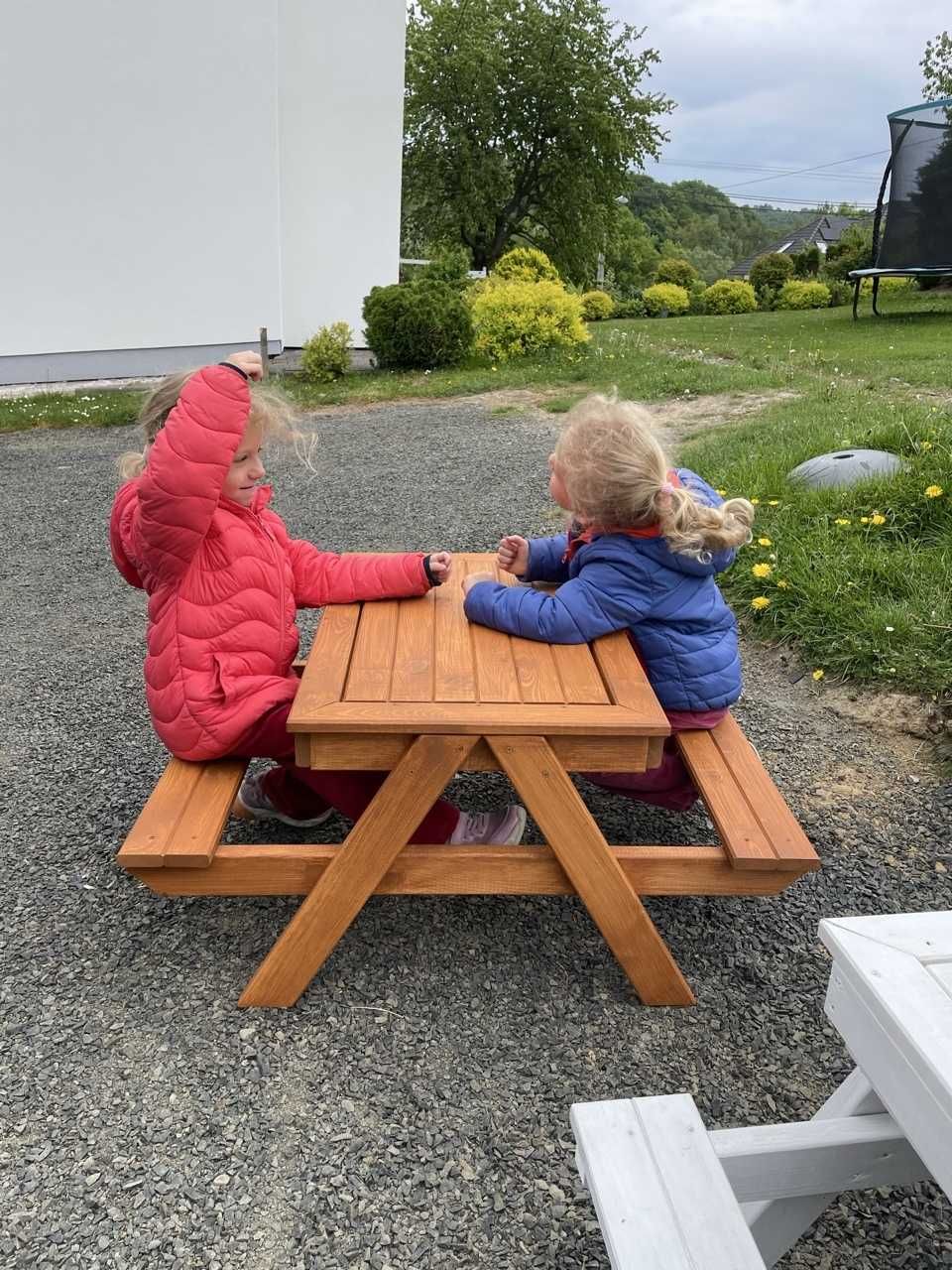 Stolik piknikowy dla dzieci z piaskownicą drewniany.