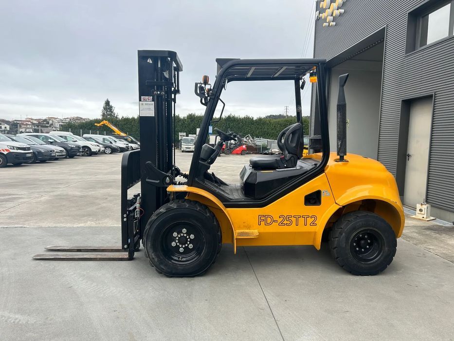 Empilhador Euroyen FD25TT2 2500 kgs, diesel, todo terreno