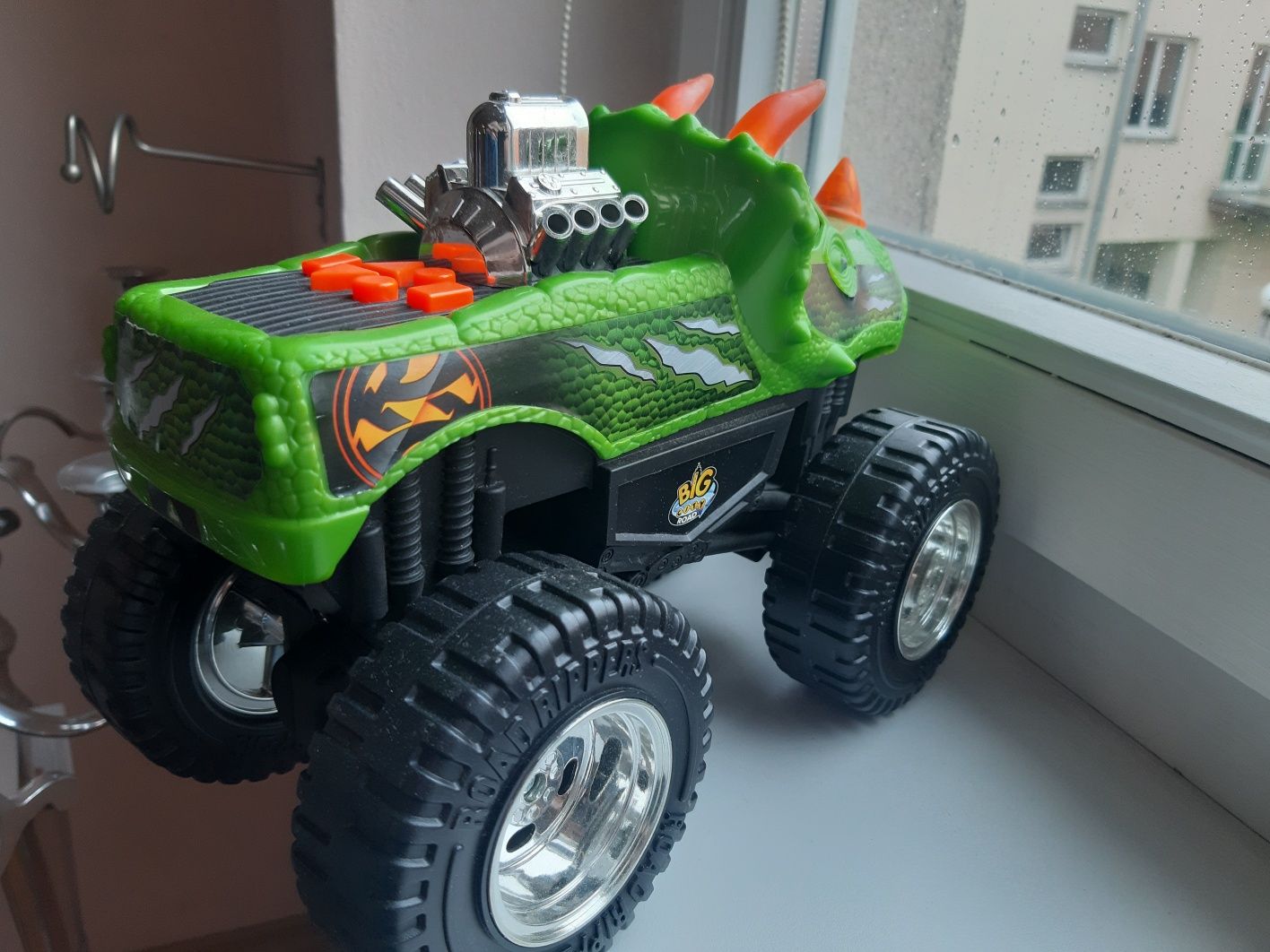Auto dinozaur Triceratops Monster Jam Road Rippers