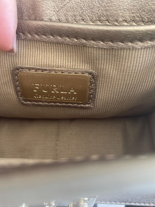 Mala Furla modelo Meteopolis dourada