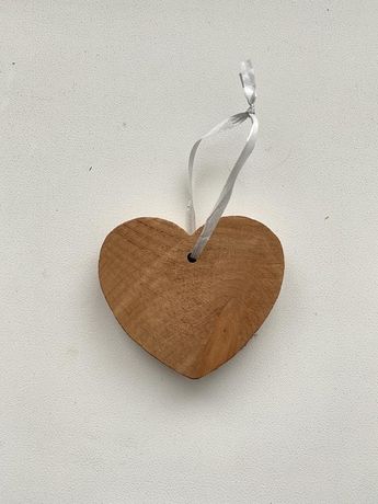 Панно Сердце из дерева с подвеской ручной работы