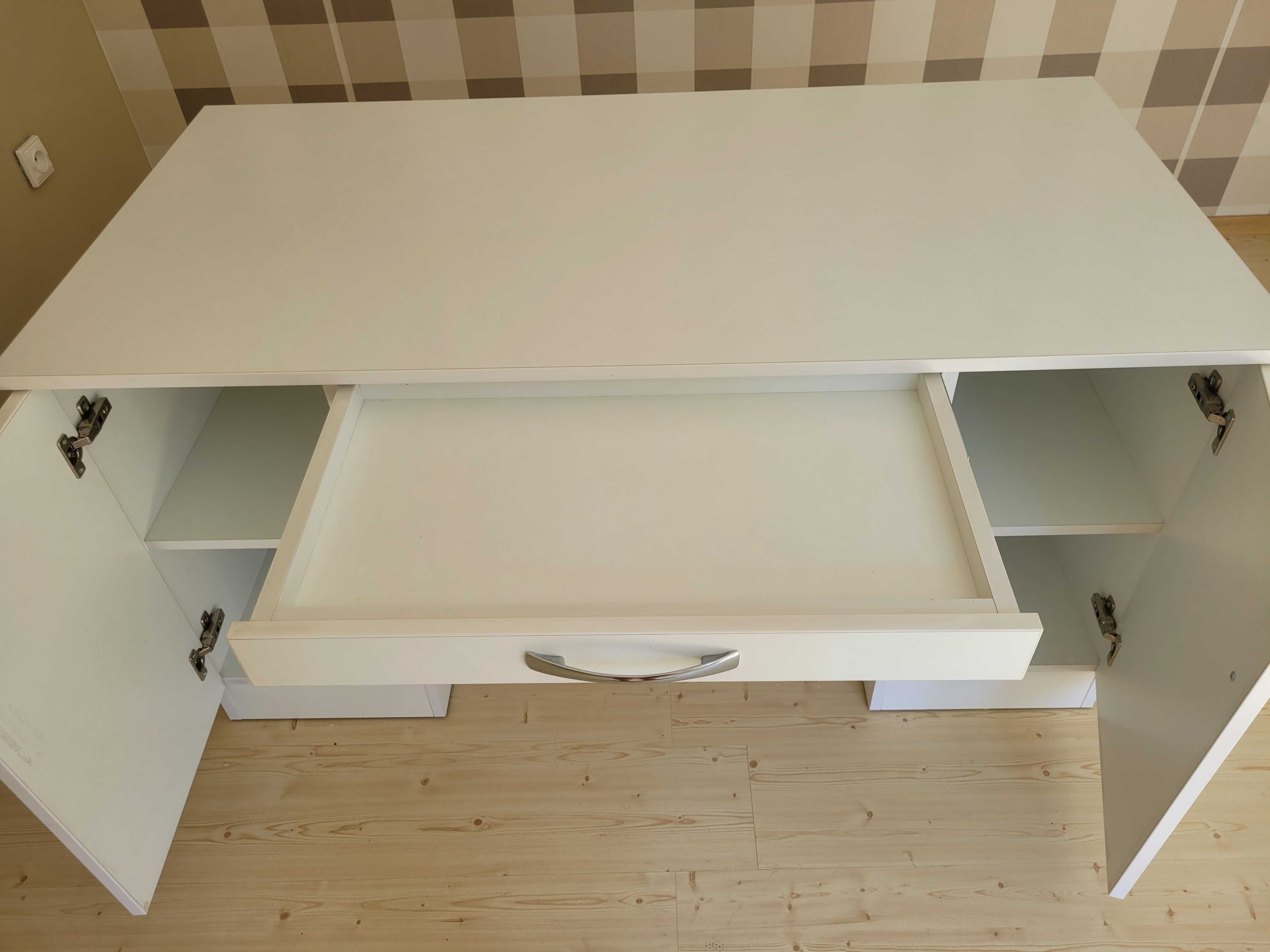 Solidne białe biurko