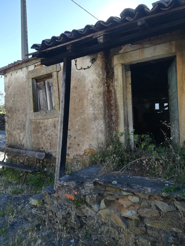 Casa pedra isolada no centro da Aldeia