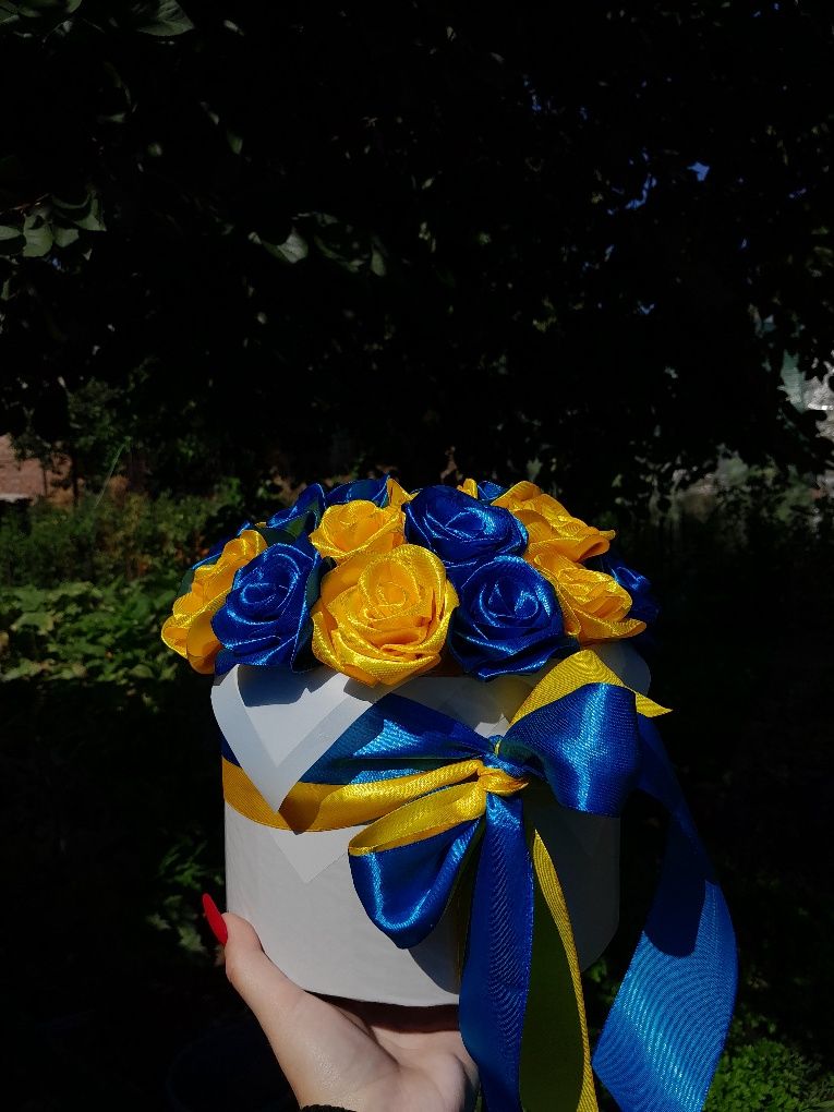 Коробка квітів, 21 троянда з атласної стрічки, патріотичний букет.