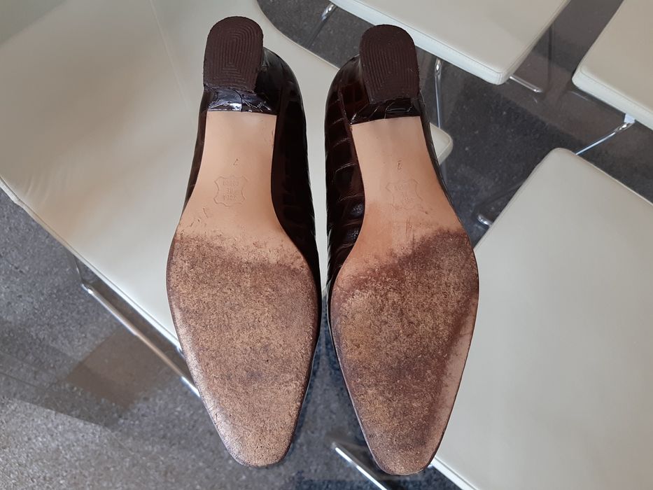 Sapatos castanhos em verniz efeito crocodilo em pele