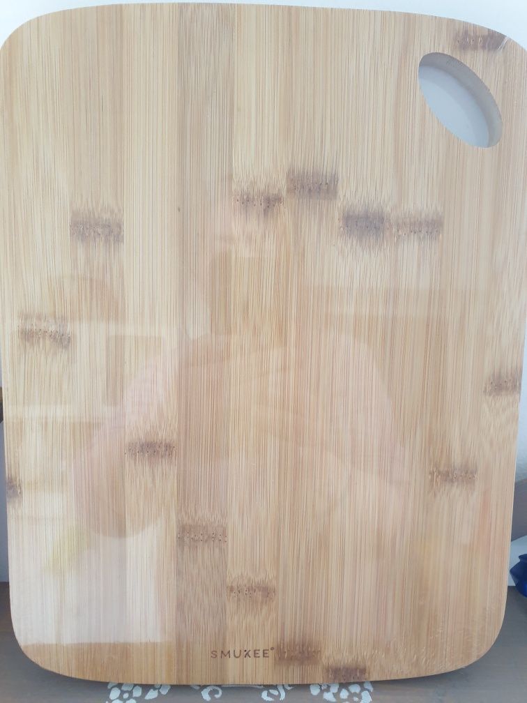 Nowa bambusowa deska do krojenia.