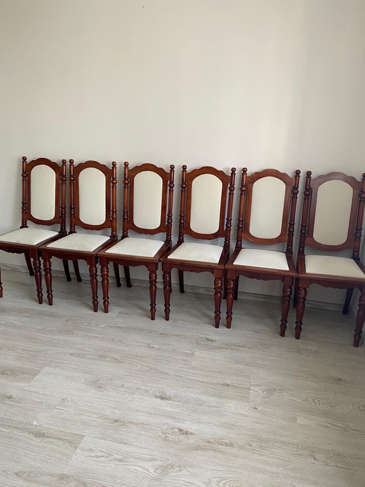 6 krzeseł w bardzo dobrym stanie + stół