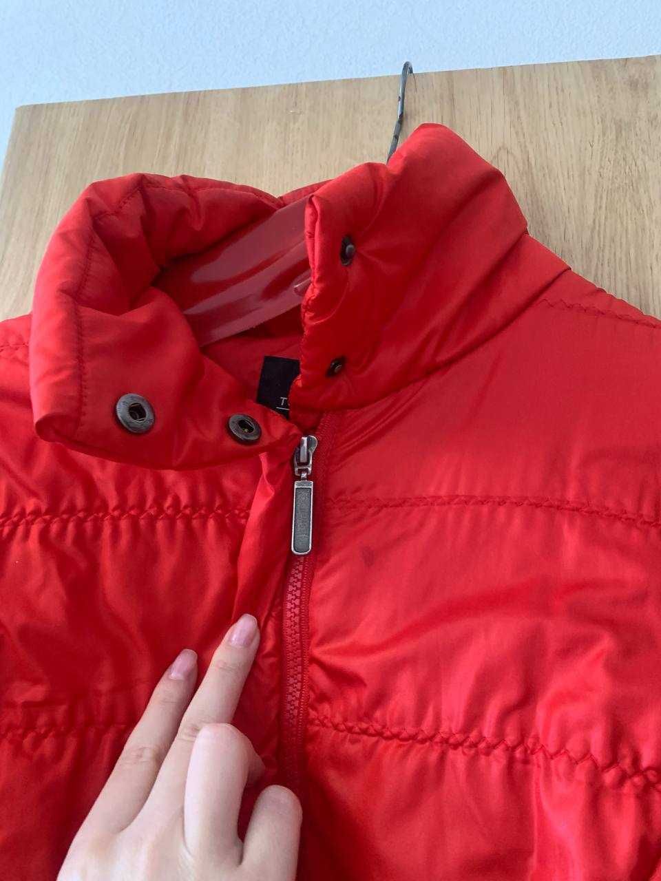 Куртка жіноча червоного кольору