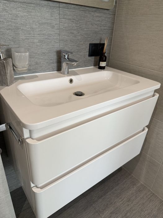 Продаю тумбу з раковиною та змішувачем.