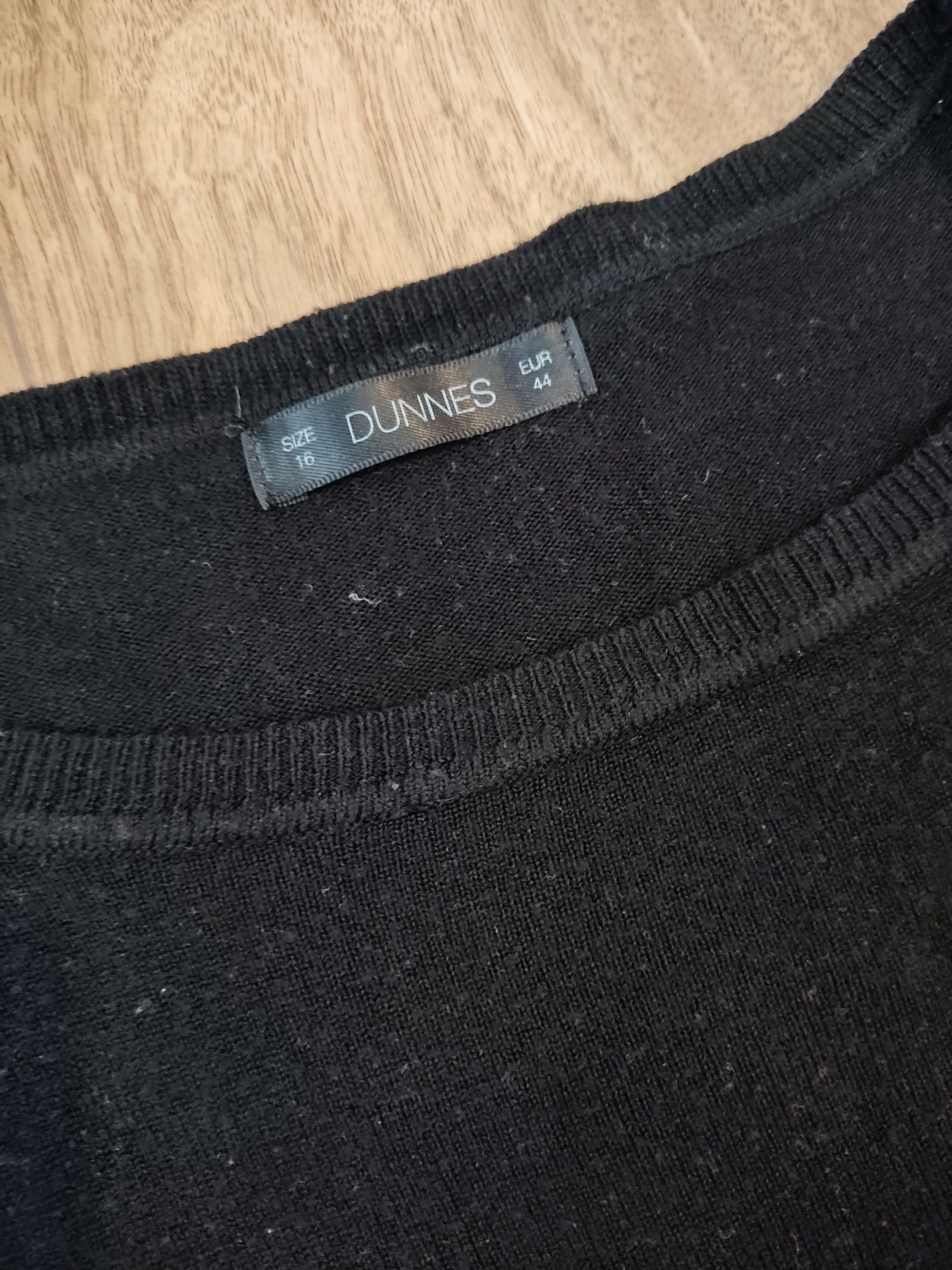 Czarny sweter sweterek