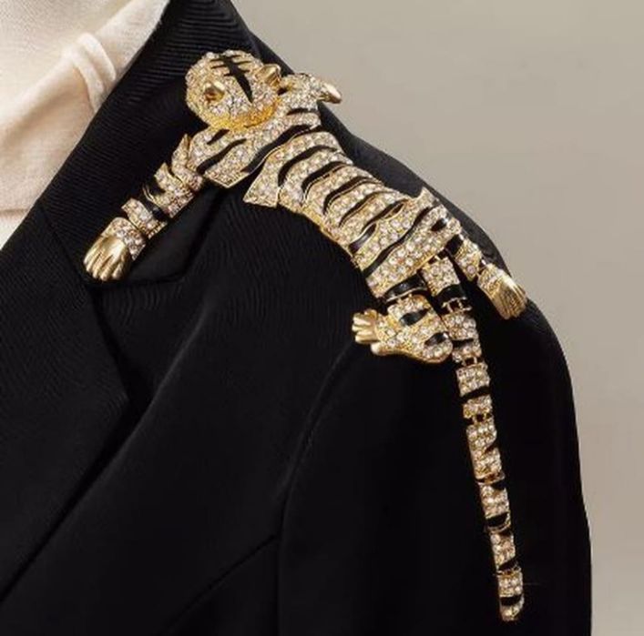 Велика брошка "Тигр" на плече