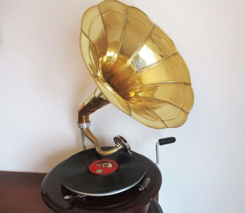 Grafonola em madeira – gramofone a funcionar muito bem