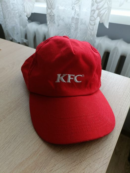 Czerwona czapka z daszkiem KFC