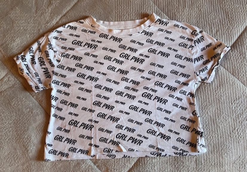 T-shirt branca com estampa preta