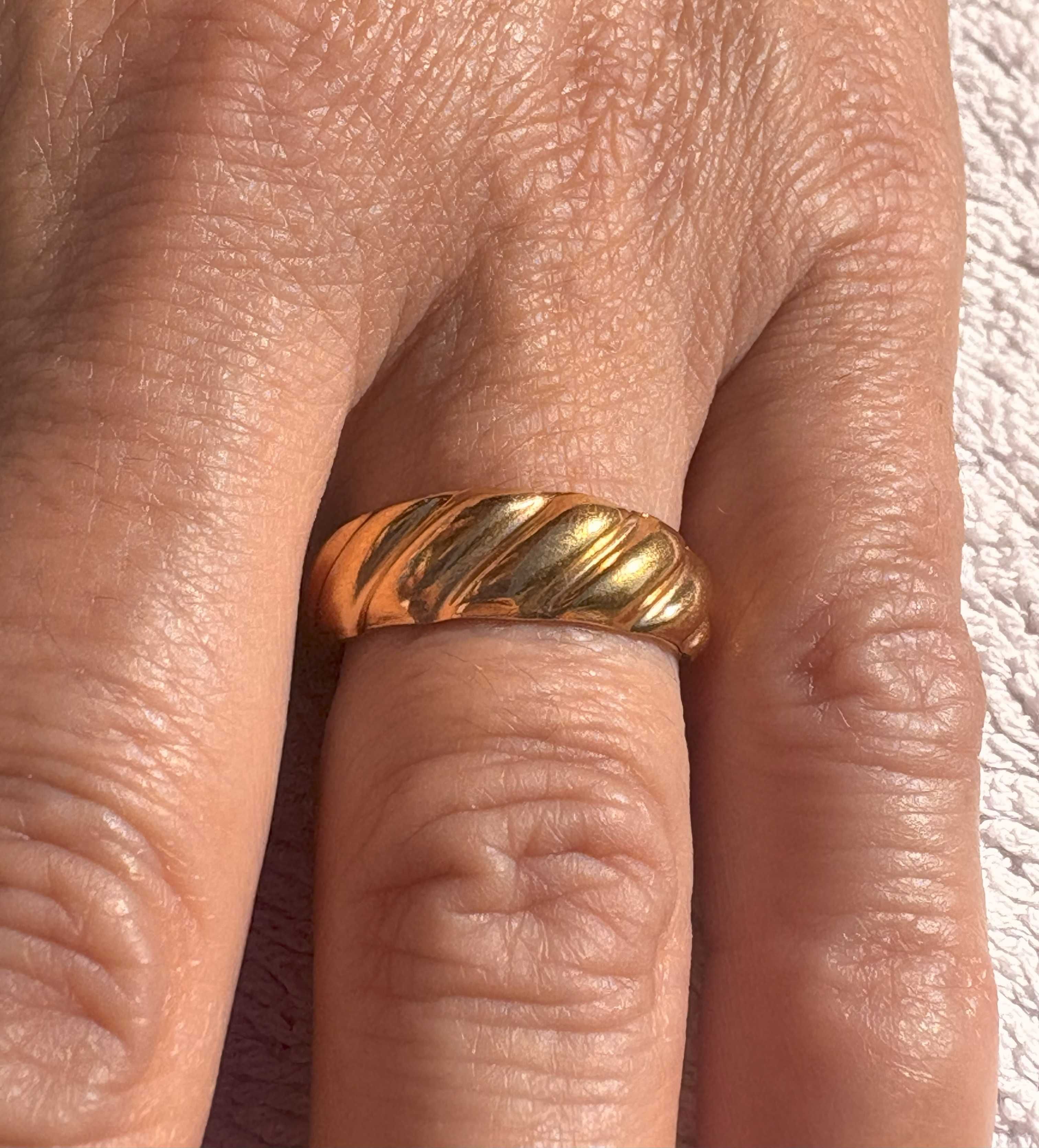 Anel Dourado Feminino – Ajustável – Novo com brilho elegante