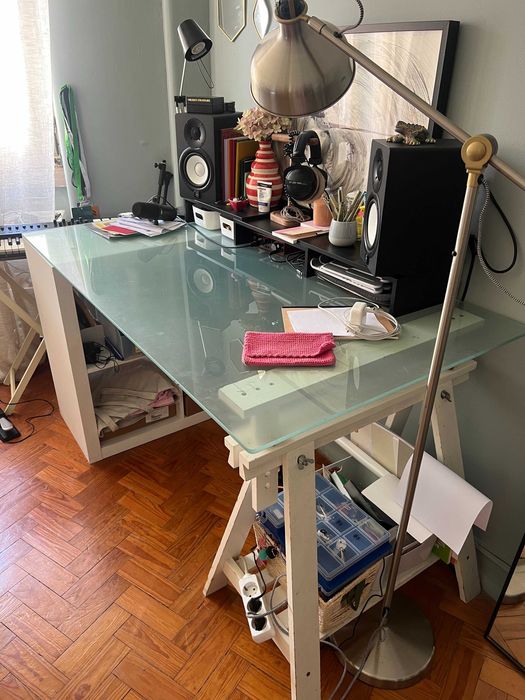 Tampo Secretária vidro fosco IKEA e cavalete branco