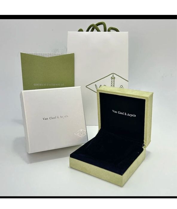 Ювелірне пакування van cleef