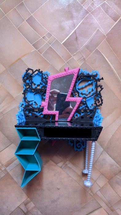 Продам игрушечный туалетный столик от Matel,из набора Monster High.