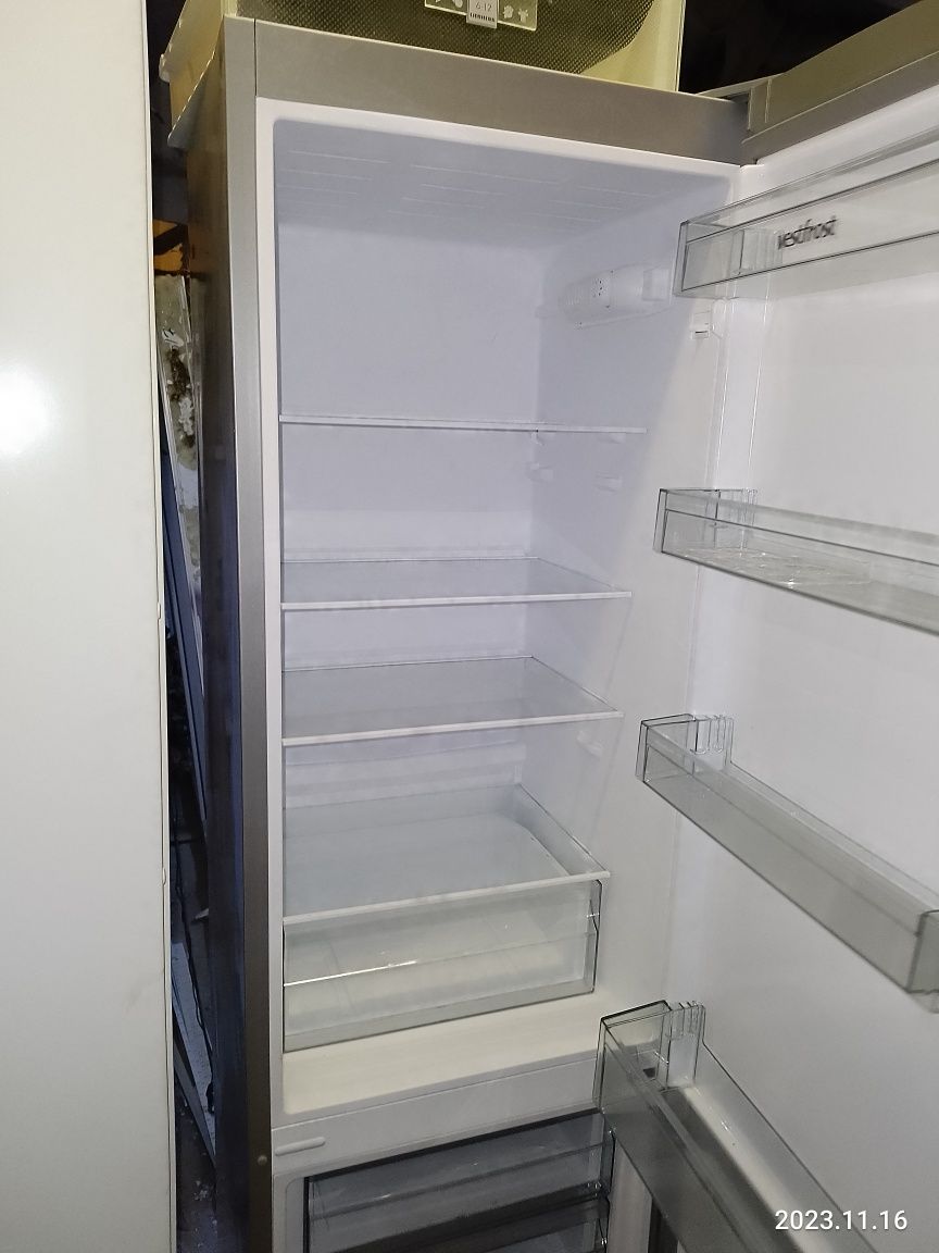 Холодильник Vestfrost CW 286 X капля/ручная серый механика узкий 54см