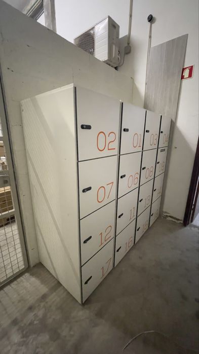 Cacifos em MDF lacado a branco com fechadura