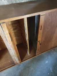 Stara szafka z drewnianą roletą