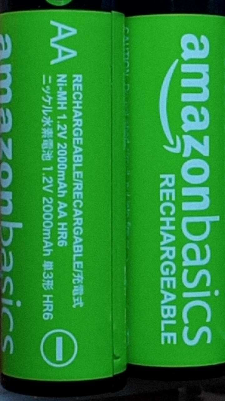 Ładowarka AmazonBasics V3299USBEU z ośmioma akumulatorami Ni-MH AA/AAA