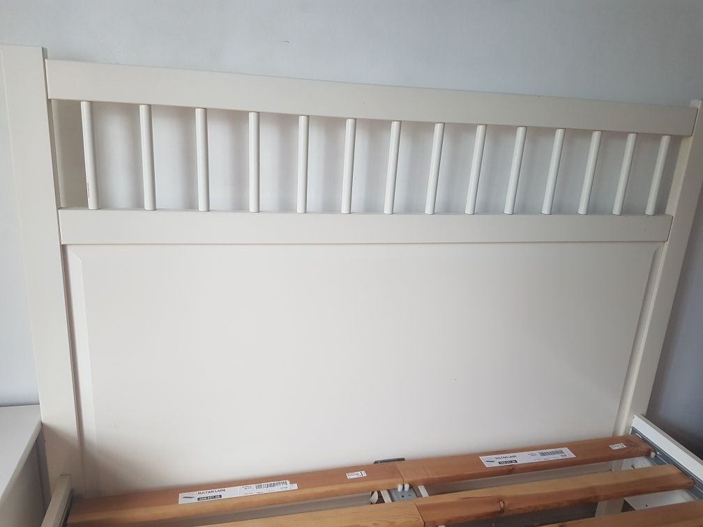 Cama de casal em madeira