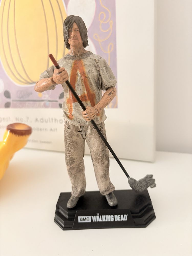 Action figures, terror, stranger things, walking dead