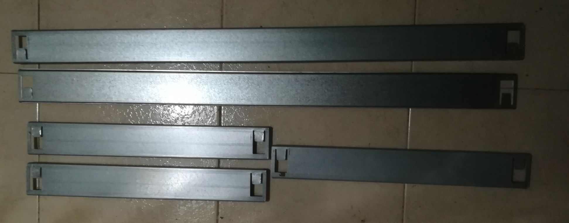 Ferros de estantes metálicas