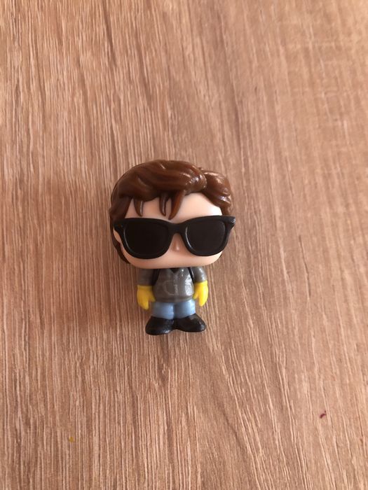 Кіндер Stranger Things Стів з карточкою +шнурочок