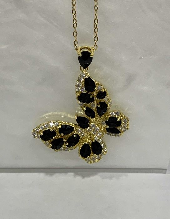 Colar em aço inoxidável com pingente de borboleta