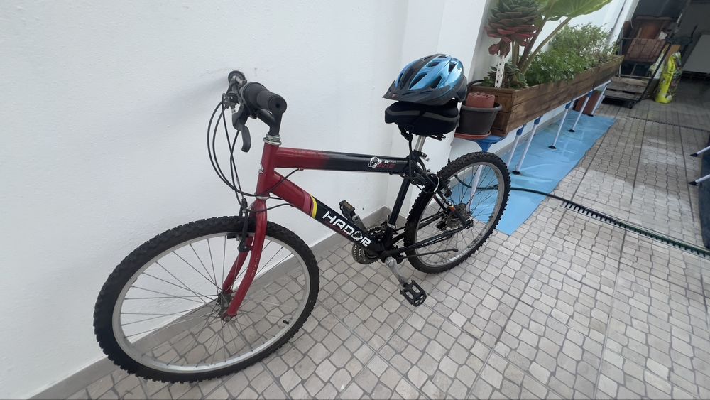 Bicicleta Vermelha usada + capacete