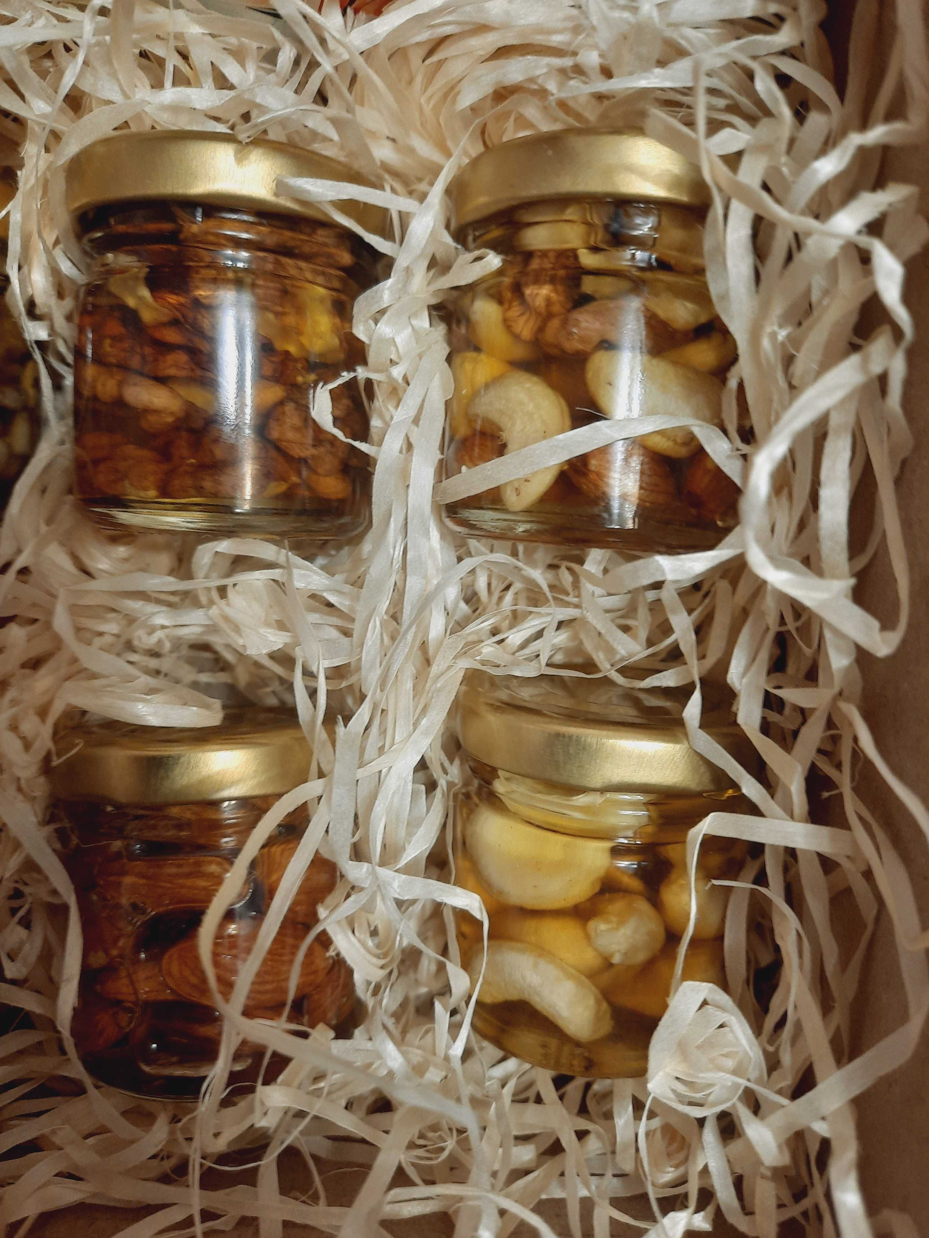 Подарунковий набір горіхи з медом