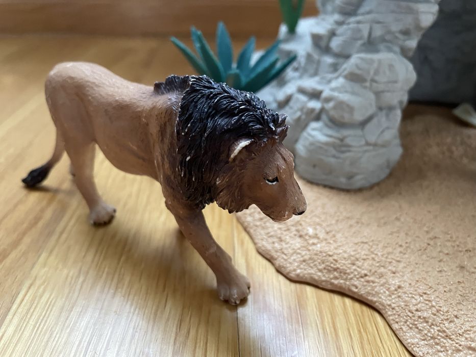 Miniaturas de aninais - Caverna com leão + leoa + cria Schleich