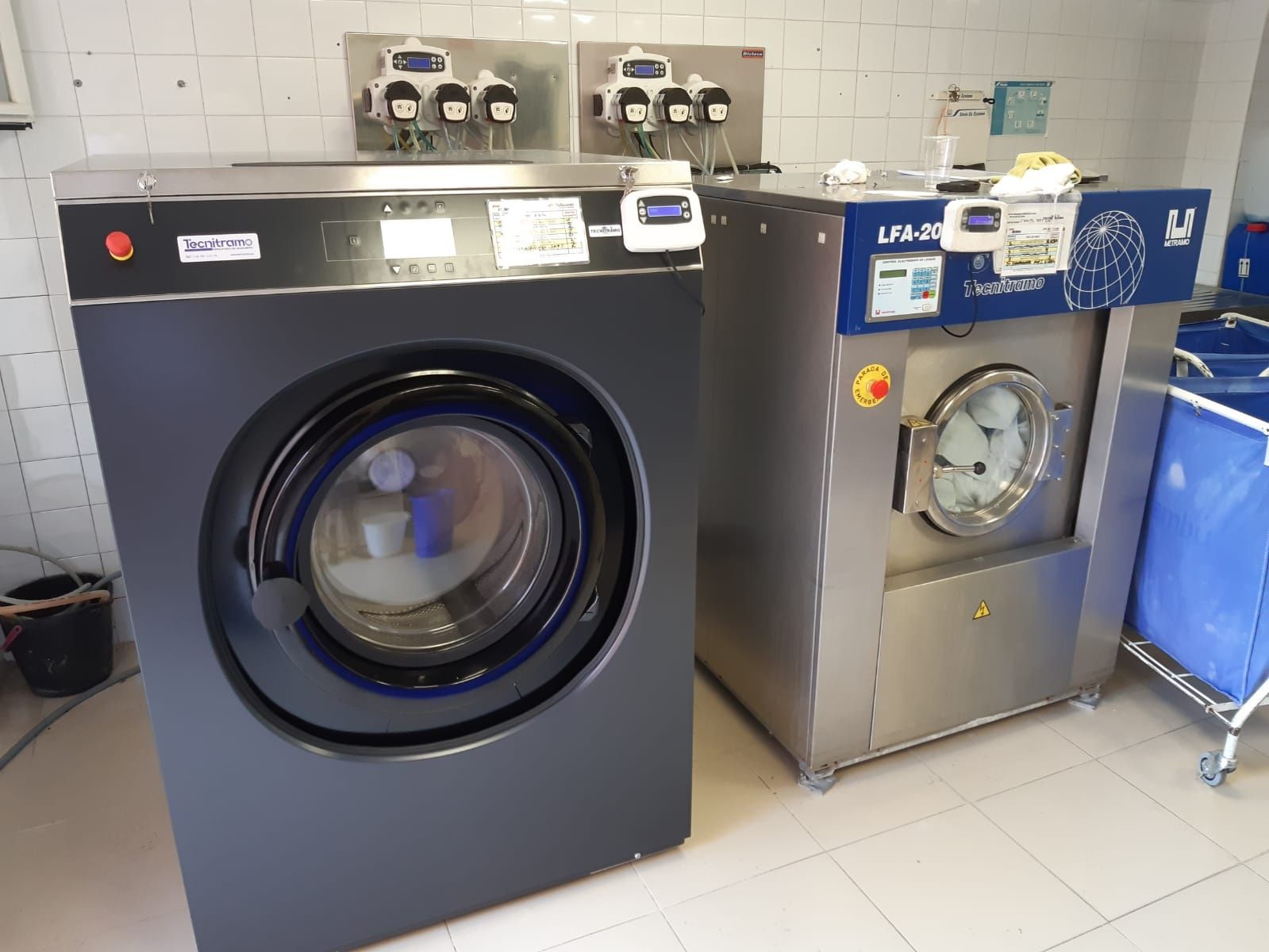 Máquina para lavandaria ocasião e doseadores self service