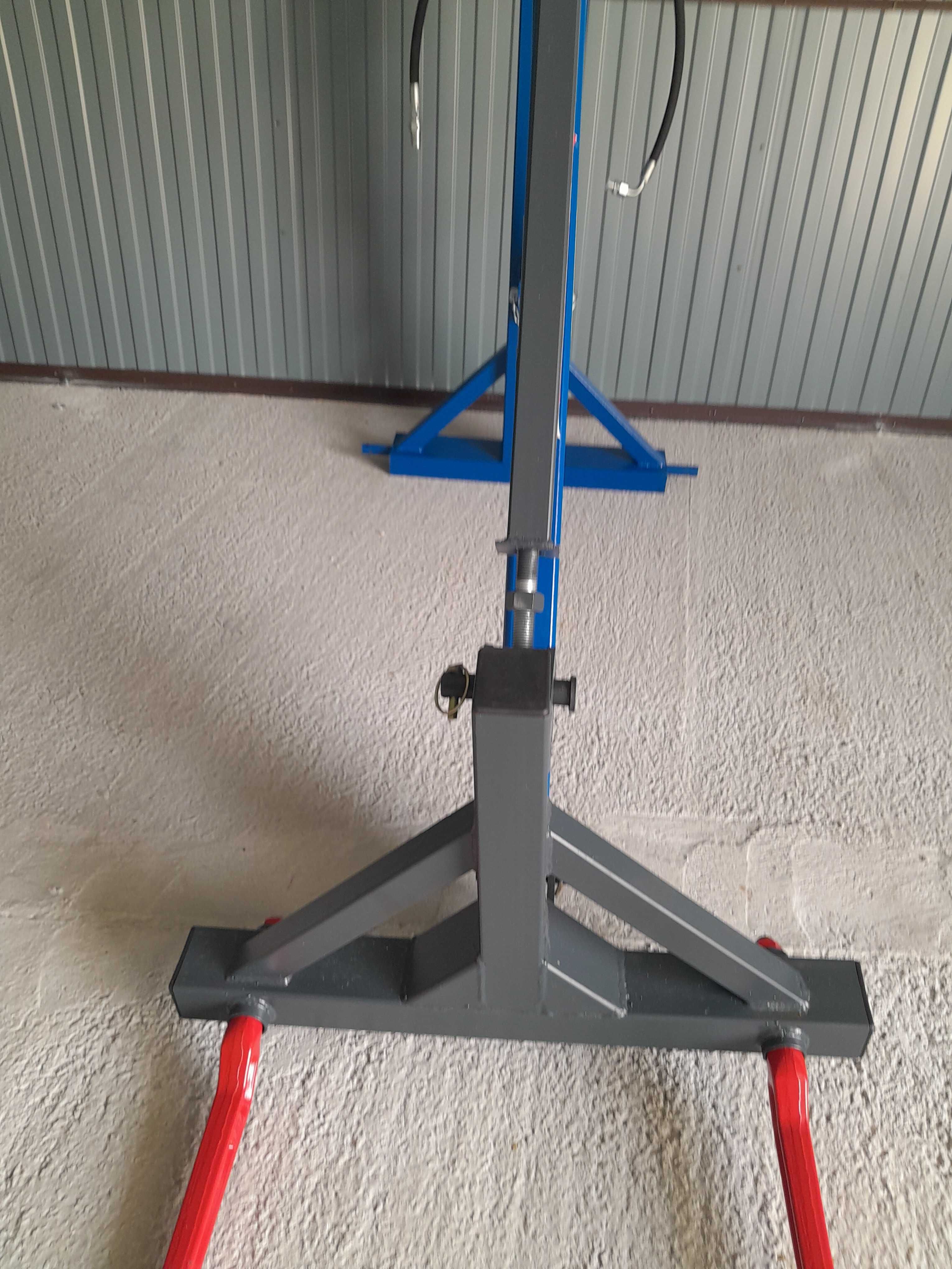 Na tuz ciągnika na tył ładowacz do bel balotów siana hydrauliczny