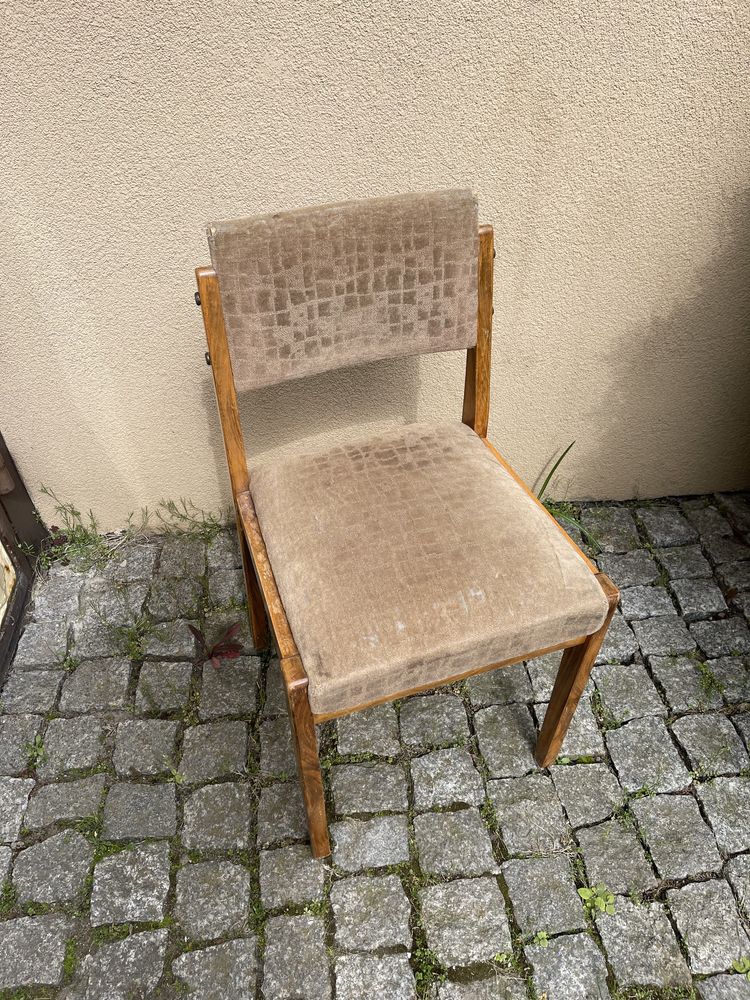 Stare krzesło tapicerowane z czasów PRL