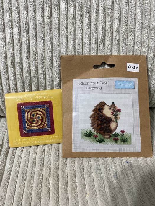 Dwa zestawy  do haftu krzyżykowego