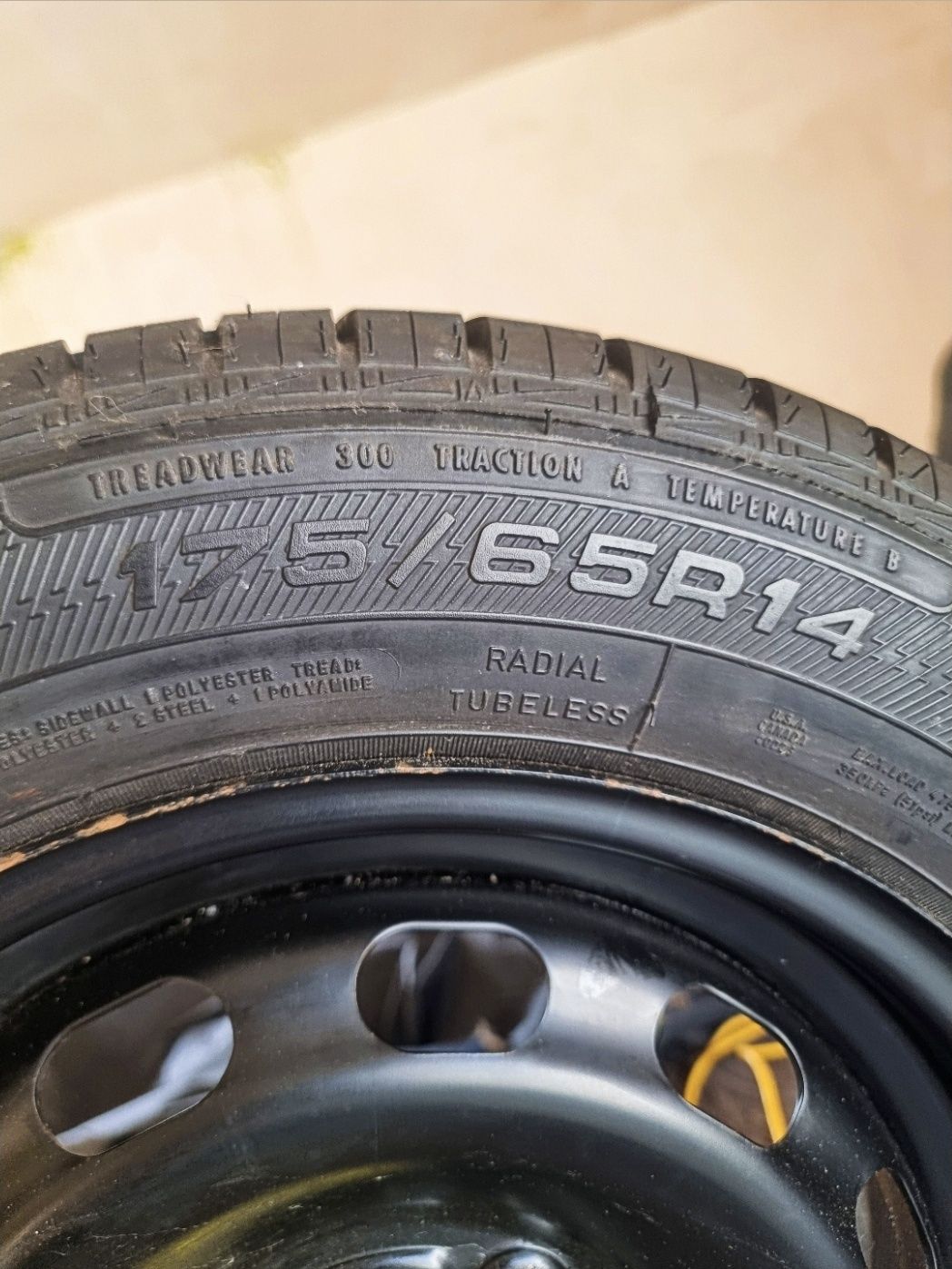 Pneu Goodyear 175/66 R14 com jante de ferro