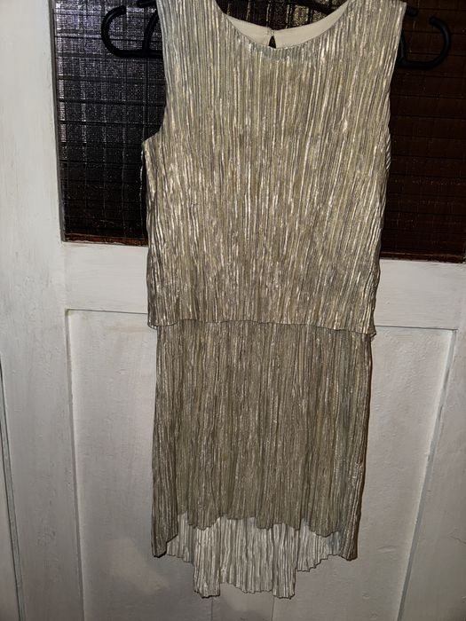 Гарна золота святкова сукня