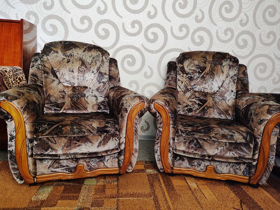 Продається комплект м'яких меблів: диван + два крісла. Вживане.